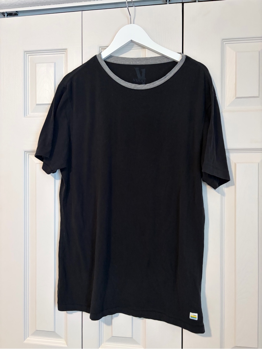 Vuori Black Short Sleeve Crewneck Gray Trim Athletic Workout Running Sz Large